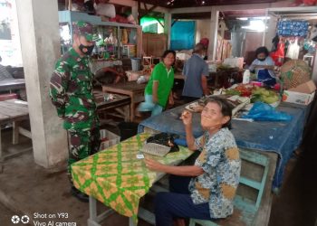 Babinsa Tabukan Selatan Sosialisasi Penerapan Prokes Covid-19 di Pasar Manalu