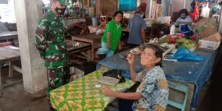 Babinsa Tabukan Selatan Sosialisasi Penerapan Prokes Covid-19 di Pasar Manalu