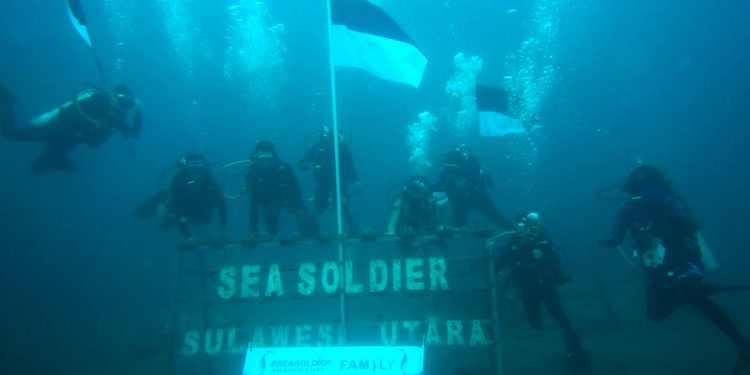 Upacara HUT RI ke-76 Tahun dari Bawah Laut