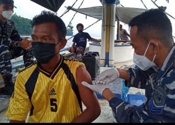 Saat Nelayan Sangihe Divaksin di Atas Perahu