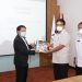 Bupati Gaghana, Didampingi Kepala Dinas Kearsipan dan Perpustakaan Daerah, Johanis Pilat Menyerahkan Proposal Transformasi Gedung Perpustakaan Daerah Sangihe.