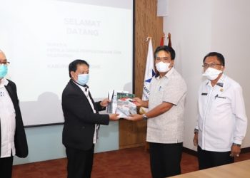 Bupati Gaghana, Didampingi Kepala Dinas Kearsipan dan Perpustakaan Daerah, Johanis Pilat Menyerahkan Proposal Transformasi Gedung Perpustakaan Daerah Sangihe