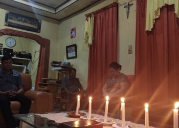 Jemaat gereja di Manado khusyuk beribadah dari rumah saat masa pandemi. (foto: Barta1)