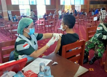 Pelaksanaan vaksinasi di lingkungan Polimdo Manado. (foto: Meikel/ Barta1)