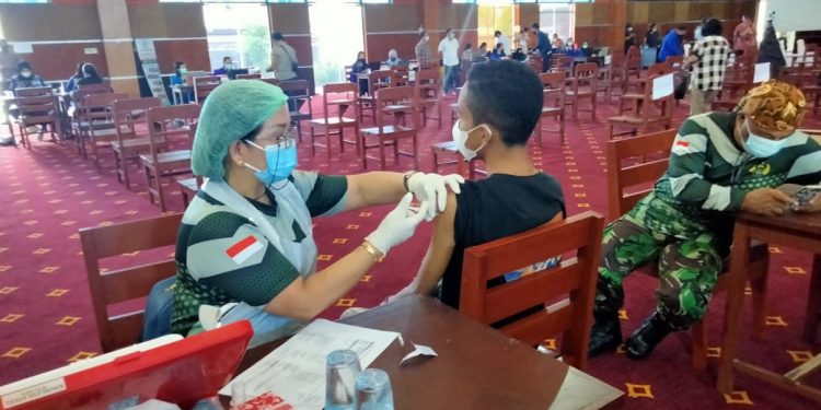 Pelaksanaan vaksinasi di lingkungan Polimdo Manado. (foto: Meikel/ Barta1)