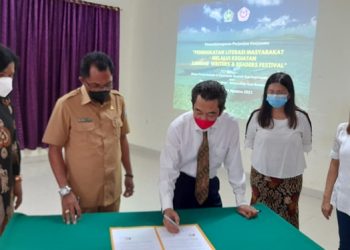 Penandatanganan Kerjasama panitia SWRF dan para pihak dari FIB Unsrat Manado foto Pan SWRF