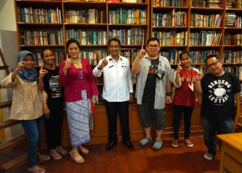 Johanis Pilat (Kemeja putih) bersama pegiat literasi Nusantara. (foto: Humas SWRF)
