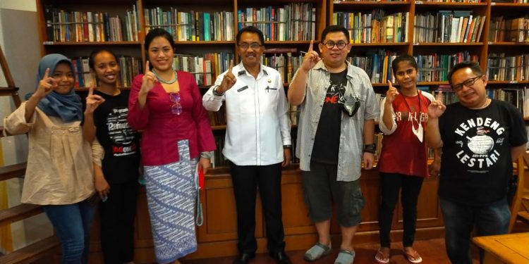 Johanis Pilat (Kemeja putih) bersama pegiat literasi Nusantara. (foto: Humas SWRF)