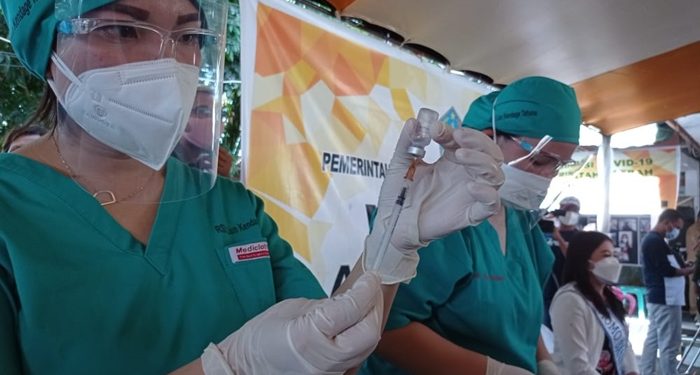 Tenaga kesehatan bersiap menyuntikkan vaksin ke penerima. (foto: Rendy/Barta1)