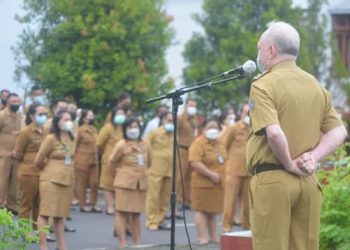 Wabup Sitaro Drs Jhon H Palandung MSi, saat memimpin apel pagi.(Foto:ist)