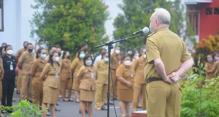 Wabup Sitaro Drs Jhon H Palandung MSi, saat memimpin apel pagi.(Foto:ist)