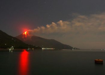 Gunung Karangetang di Pulau Siau yang diyakini sebagai tempat bersemayam dewa Aditinggi. (foto: Buyung Mangangue)