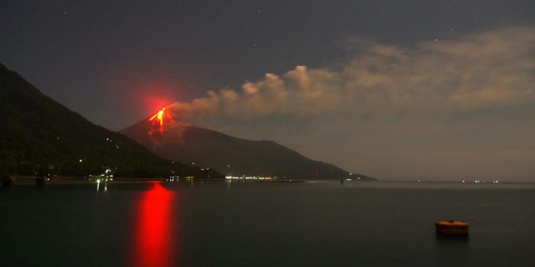 Gunung Karangetang di Pulau Siau yang diyakini sebagai tempat bersemayam dewa Aditinggi. (foto: Buyung Mangangue)