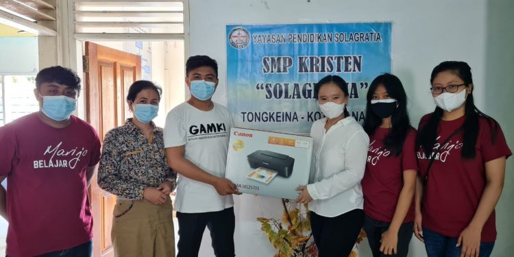 Komunitas Marijo Belajar Bantu SMP Kristen Solagratia Tongkaina