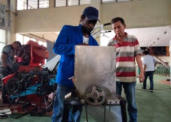 Mahasiswa Polimdo Asal Papua Ciptakan Mesin Parut Kelapa