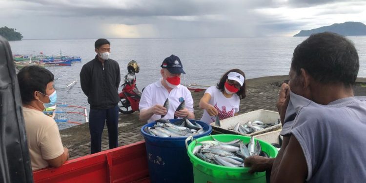 Hadapi Pandemi, Wabup Sitaro Semangati Nelayan
