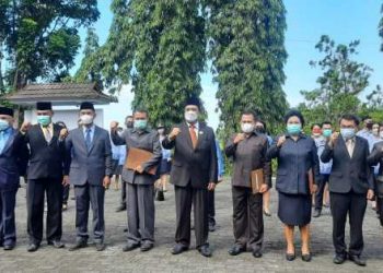 Kebersamaan Bupati Sangihe, Jabes Gaghana Pada Moment Hari Kesaktian Pancasila dengan Sejumlah pimpinan OPD dan tiga pejabat yang telah memasuki masa purna bakti