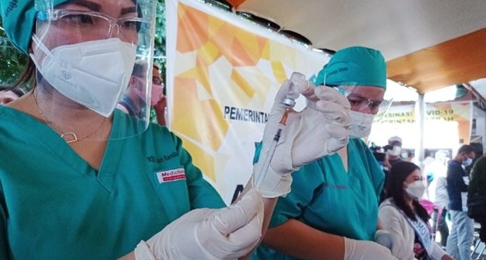 Tenaga kesehatan bersiap menyuntikkan vaksin Covi-19 ke sasaran. (foto: Barta1)