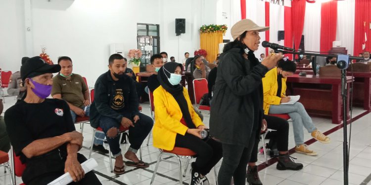 Elbi Piter, seorang Ibu dari Kampung Bowone saat menyampaikan keluhnya di kantor DPRD Sangihe terkait aktivitas PT. TMS. (Rendy/Barta1)