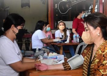 Ketua TP-PKK Kota Manado Irene Angouw-Pinontoan hadir di salah satu lokasi vaksinasi (istimewa)