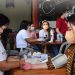 Ketua TP-PKK Kota Manado Irene Angouw-Pinontoan hadir di salah satu lokasi vaksinasi (istimewa)