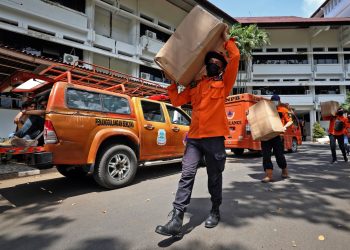 Materi masker diangkat petugas dari BNPB untuk dibagikan ke masyarakat (foto: istimewa)
