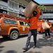 Materi masker diangkat petugas dari BNPB untuk dibagikan ke masyarakat (foto: istimewa)