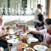 Para atlet menembak dan pengurus tim tengah menikmati makan bersama. (foto: istimewa)