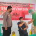 Penyuntikan vaksin Astra Zeneca pada warga di Kelurahan Bitung Karangria diawasi aparat kepolisian. (foto: barta1)