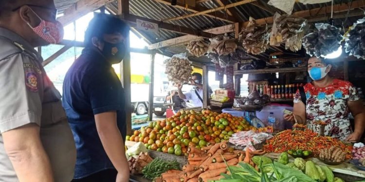 Tim Gugus Kabupaten Kepulauan Sangihe Memantau Penerapan Prokes Covid-19 di Pasar Tradisional (Istimewa)