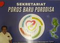 Charles Edah di depan baliho Poros Baru Porodisa