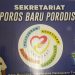 Charles Edah di depan baliho Poros Baru Porodisa
