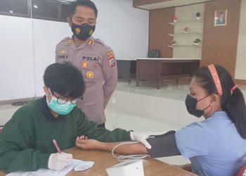 Program vaksinasi dalam rangka HUT Bhayangkara ke 75 di Sulut beberapa waktu lalu. (foto: barta1)