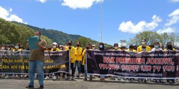 Koordinator Aksi Kampass 28/10/2021 Nekicen Tindage membacakan point-point penolakan PT. TMS (Rendy/Barta1)