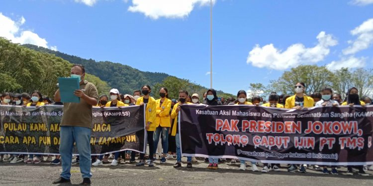 Koordinator Aksi Kampass 28/10/2021 Nekicen Tindage membacakan point-point penolakan PT. TMS (Rendy/Barta1)