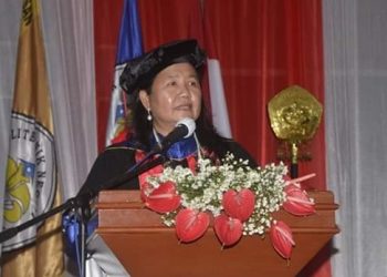 Sambutan Direktur Polimdo Mareyke Alelo dalam acara wisuda yang dilakukan luring. (Foto Humas Polimdo)