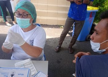 Vaksinasi yang digelar Pemkot Manado pada masyarakat. (foto: istimewa)