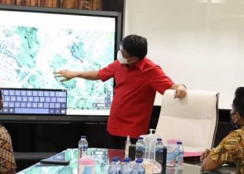 Andrei Angouw memberikan arahan pada perwakilan Indomaret . (foto: Humas Pemkot Manado)