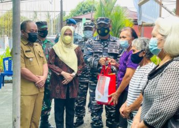 Danlanal saat menyerahkan sembako kepada perwakilan masyarakat (Istimewa)