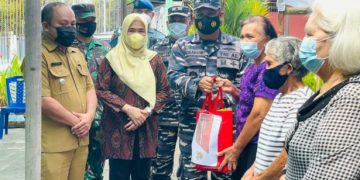 Danlanal saat menyerahkan sembako kepada perwakilan masyarakat (Istimewa)
