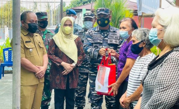 Danlanal saat menyerahkan sembako kepada perwakilan masyarakat (Istimewa)