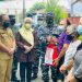 Danlanal saat menyerahkan sembako kepada perwakilan masyarakat (Istimewa)