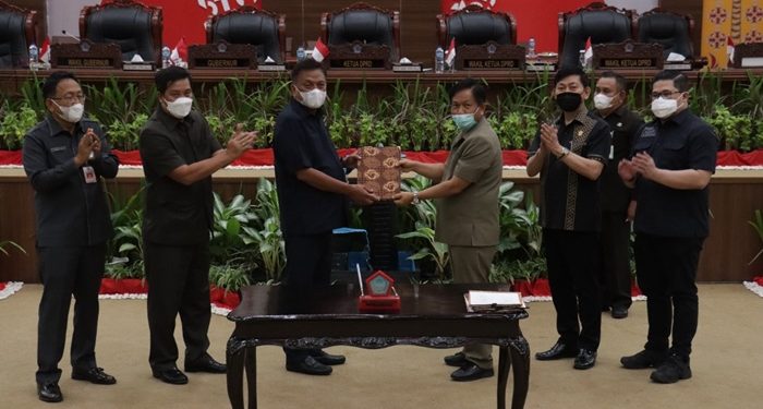 Penyerahan dokumen KUA /PPA tahun anggaran 2022 setelah ditandatangani pihak eksekutif dan legislatif Sulawesi Utara.