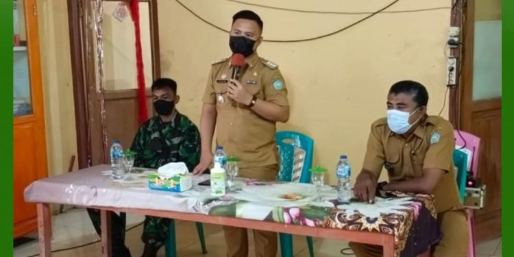 Camat Manganitu Julian Pesik saat menyampaikan sosialisasi Prokes Covid-19 kepada masyarakat. (Istimewa)