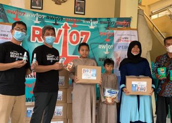 AMSI Crisis Center Bagikan Paket Kesehatan di Kawasan Tanah Tinggi