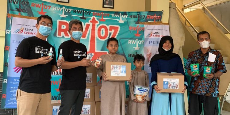 AMSI Crisis Center Bagikan Paket Kesehatan di Kawasan Tanah Tinggi