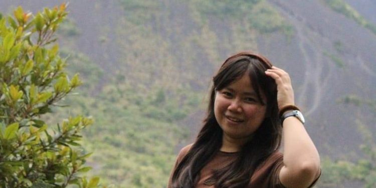 Cerita Charline Montolalu Tentang Pohon Pinus dan Track Gunung Soputan