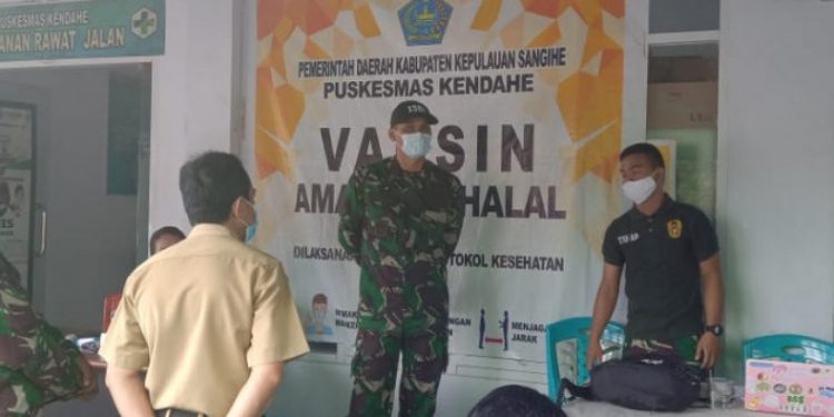 Komandan Kodim 1301 Sangihe, Letkol Arm Lukas Meinardo Sormin, meninjau serbuan vaksinasi. (Istimewa)