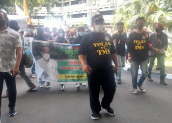 Ratusan Warga Demo Kantor Gubernur Sulut Tolak Perusahan Tambang di Sangihe