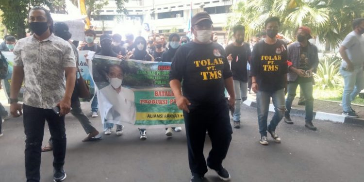 Ratusan Warga Demo Kantor Gubernur Sulut Tolak Perusahan Tambang di Sangihe
